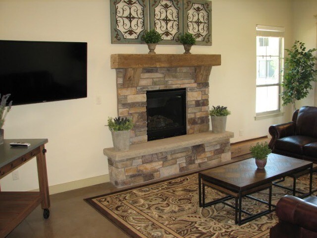 Building Photo - 1576 W Deer Crest St