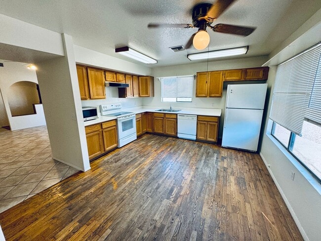 Building Photo - Beautiful Corner Lot Home in Stone Creek!