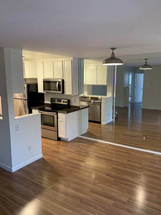 Building Photo - 1351 N Orange Dr