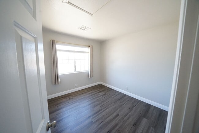 Building Photo - Showings Available NOW