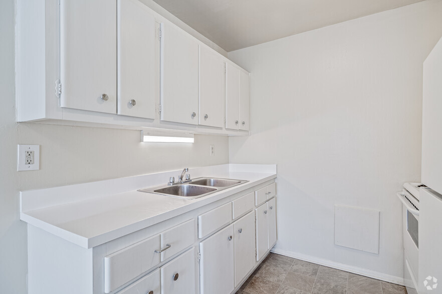 2BR, 1BA - 867SF - Kitchen - Webster Court Apartments