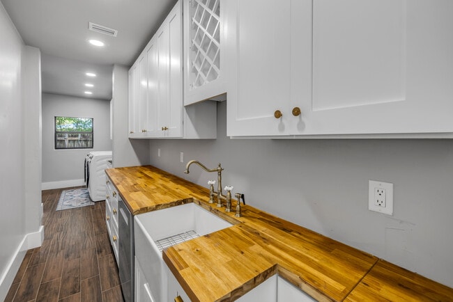 Building Photo - 1707 N Peninsula Ave