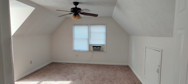 Building Photo - 3 bedroom home with fenced rear yard