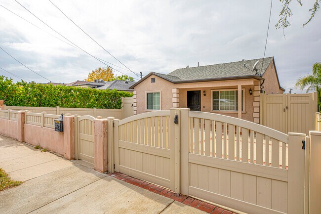 Primary Photo - 10557 Helendale Ave