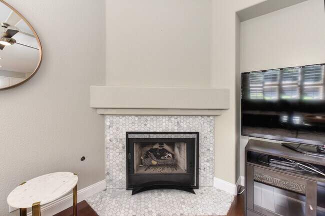 Building Photo - Great Location! Clean, Renovated, Beautifu...