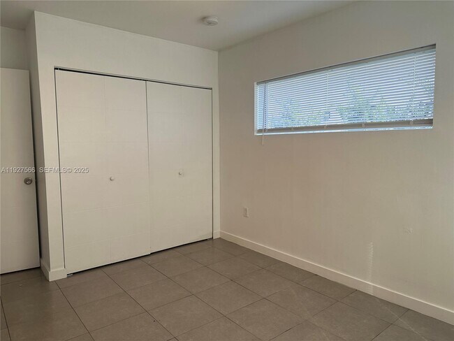 Building Photo - 2206 Simms St