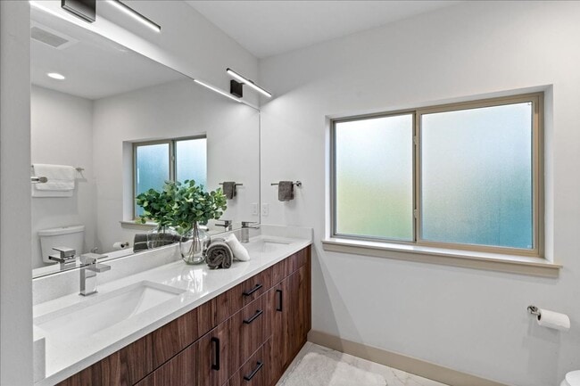 Building Photo - West Seattle - 3 Bedroom - 2.5 Bathroom w/ AC!