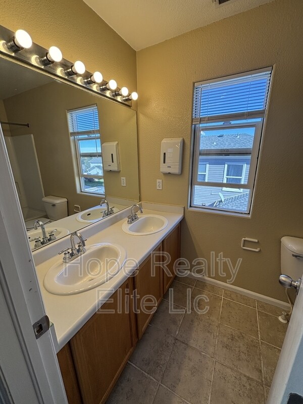 Building Photo - 7640 Fiona Ln