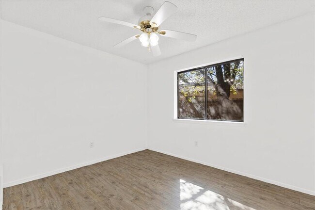 Building Photo - 6300 London Dr