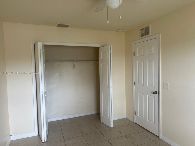 Building Photo - 409 Nicholas Pkwy W