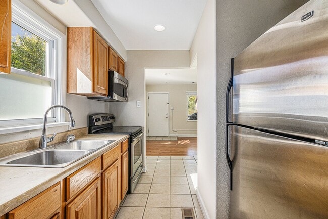Building Photo - Spacious 2 bedroom with large den in the h...