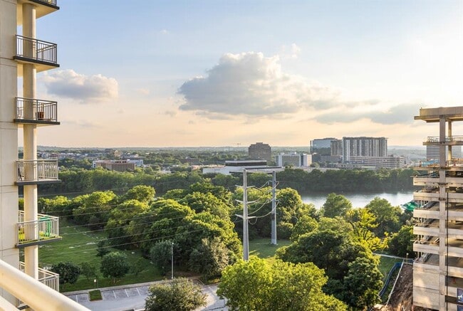 Building Photo - 603 Davis St