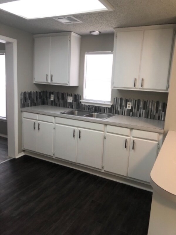 Building Photo - 1116 E Broadway St