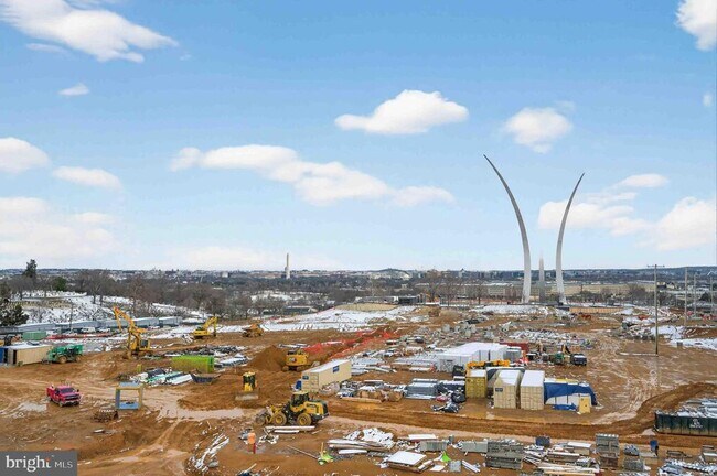 Building Photo - 911 S Oak St