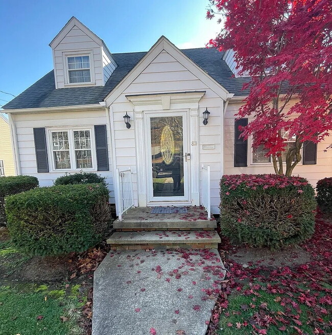 Building Photo - Beautiful house that features a master bedroom on the first floor