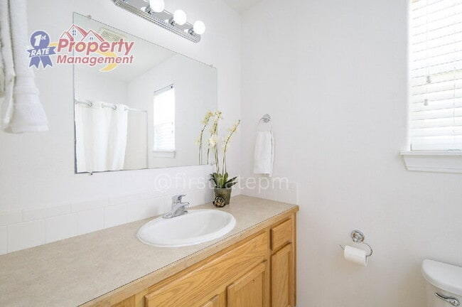 Building Photo - 1923 N Tyra Ave