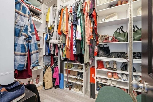 Building Photo - 9931 Mancunian Way