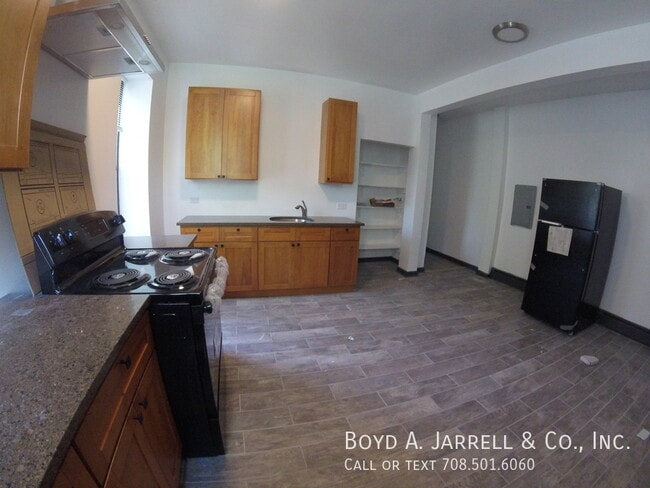 Building Photo - 68 E 57th St