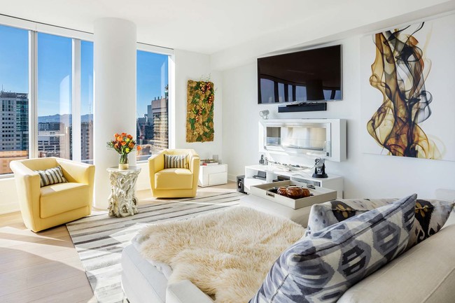 Building Photo - Stunning LUMINA Condo with Bay Views