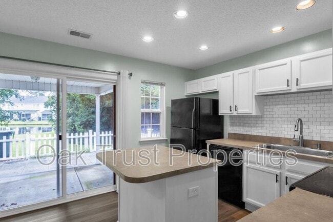 Building Photo - 303 Yellow Hawthorn Cir