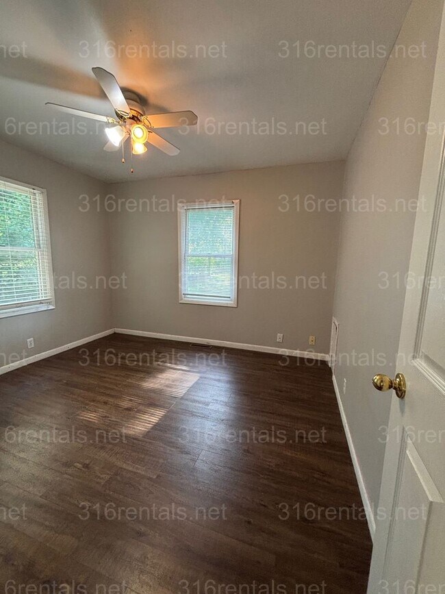Building Photo - Two bed one bath duplex for rent NOW!