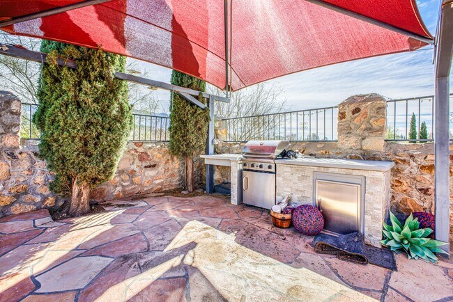 Building Photo - Beautiful House with 4 bed - 2 baths - office & covered big Jacuzzi