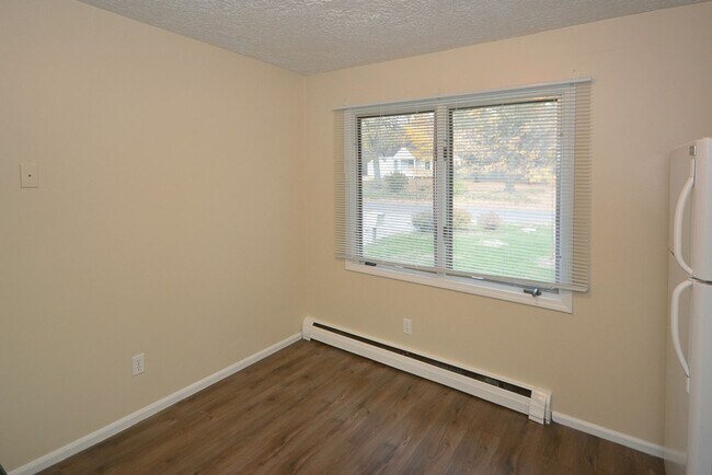 Building Photo - ***Ask about our Security Deposit Alternative!*** $899- Remodeled one bedroom apartment in Eastwood