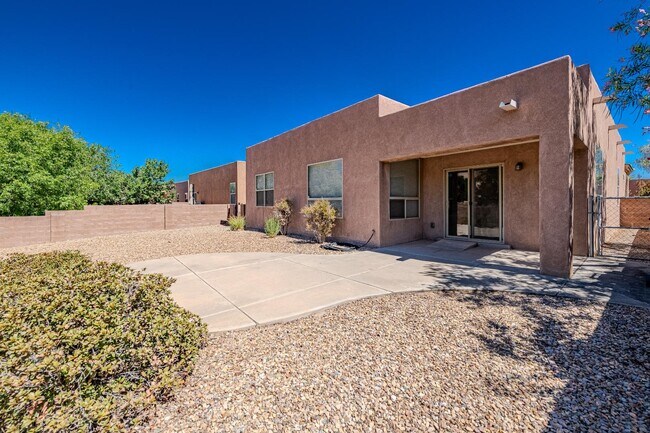 Building Photo - 1124 Calle Corvo NE