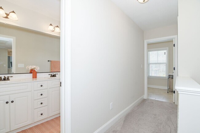 Building Photo - Gorgeous 5-Bedroom 3.5 Bath Home