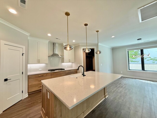 Building Photo - **OFFERING RENT PROMOTION FOR FIRST 6 MONT...