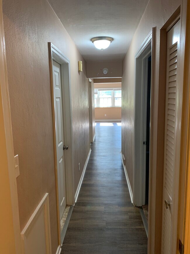 Building Photo - 2142 Collinway St