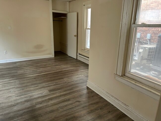 Building Photo - 940 Broad St