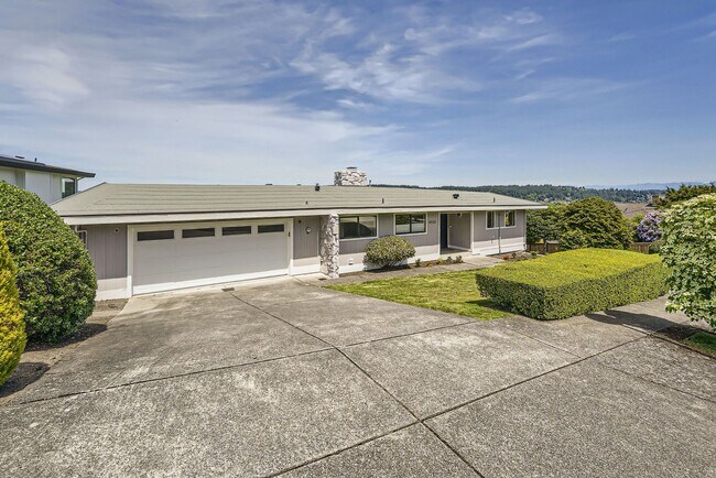 Building Photo - Inverness Home