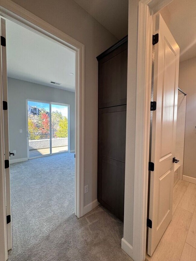 Building Photo - 1521 Golf Club Dr