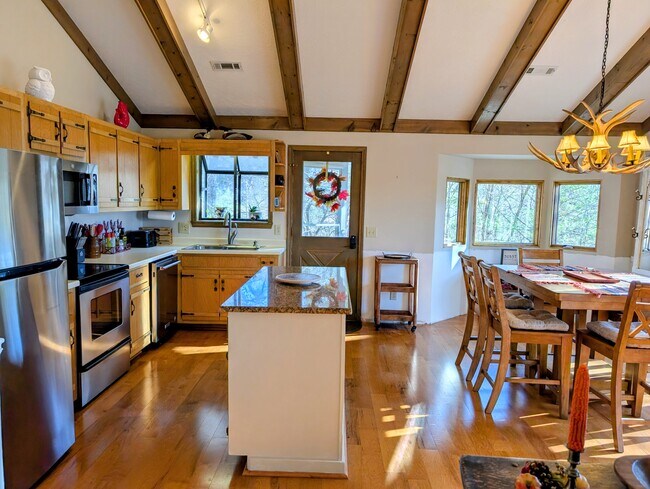 Building Photo - 842 Saddle Back Cir