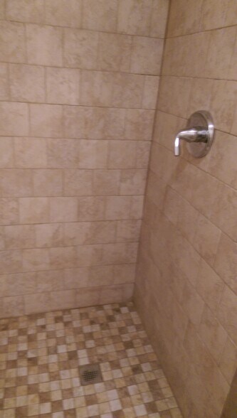 shower - 2123 E Marshall St