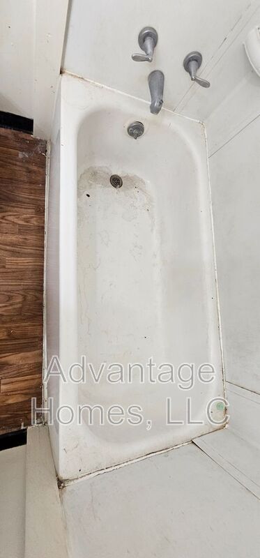 Building Photo - 824 N 70th St