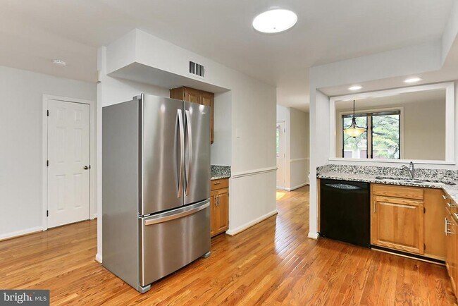 Building Photo - 4021 Lake Glen Rd