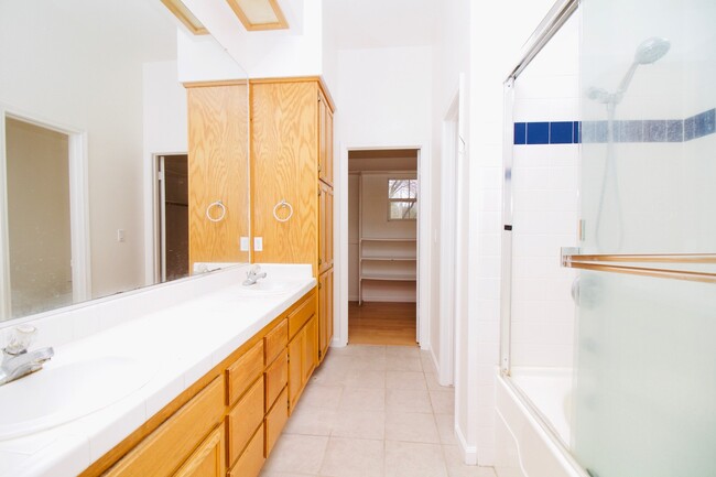 Building Photo - West Davis 4 Bedroom 2.5 Bathroom Home Rig...