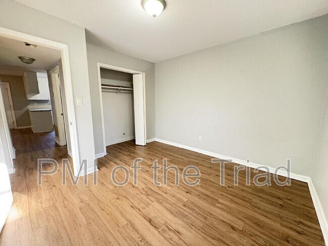 Building Photo - 1600 Oak Croft St