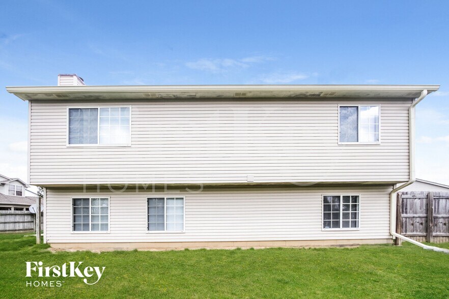 Building Photo - 1056 Oak Leaf Rd