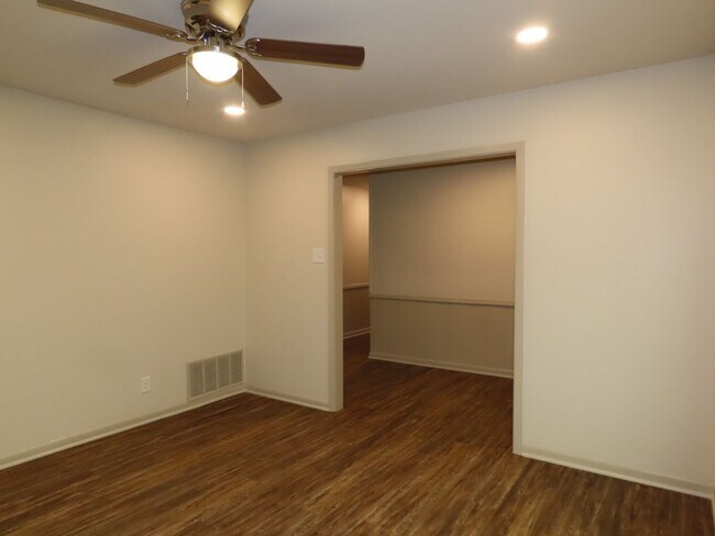 Building Photo - Updated 5 bedroom, 3 bathroom home in Tyle...