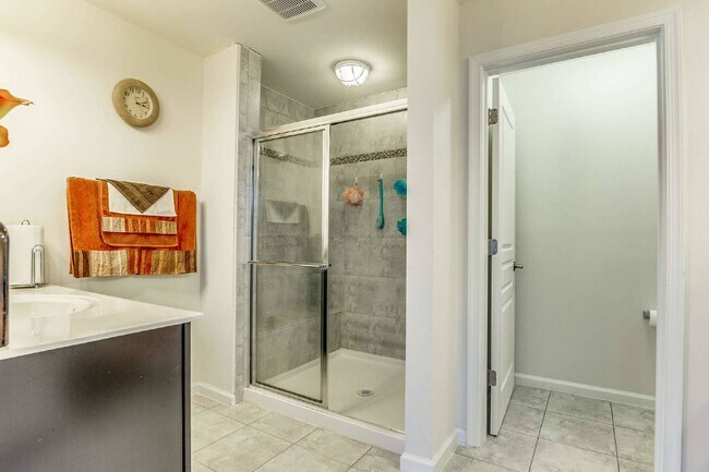 Building Photo - 3-bedroom, 2.5-bathroom condo with a great open-concept main level.