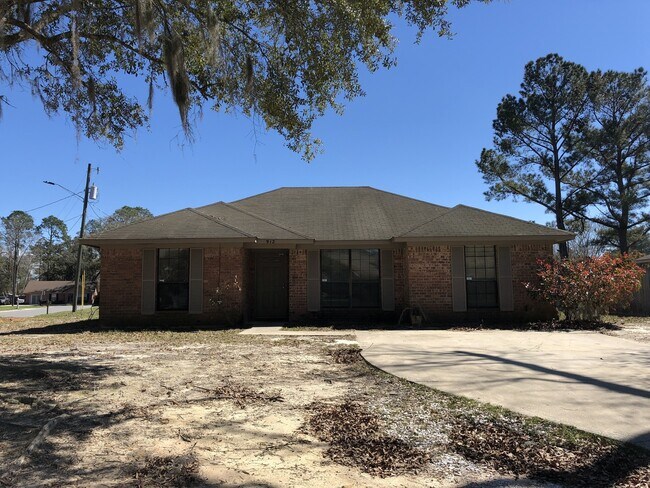 Building Photo - 3 bed 2 bath Pet friendly Home