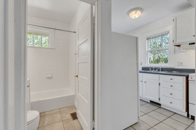 Building Photo - Charming Sylvan Park Shotgun Apartment in a Darling Triplex!