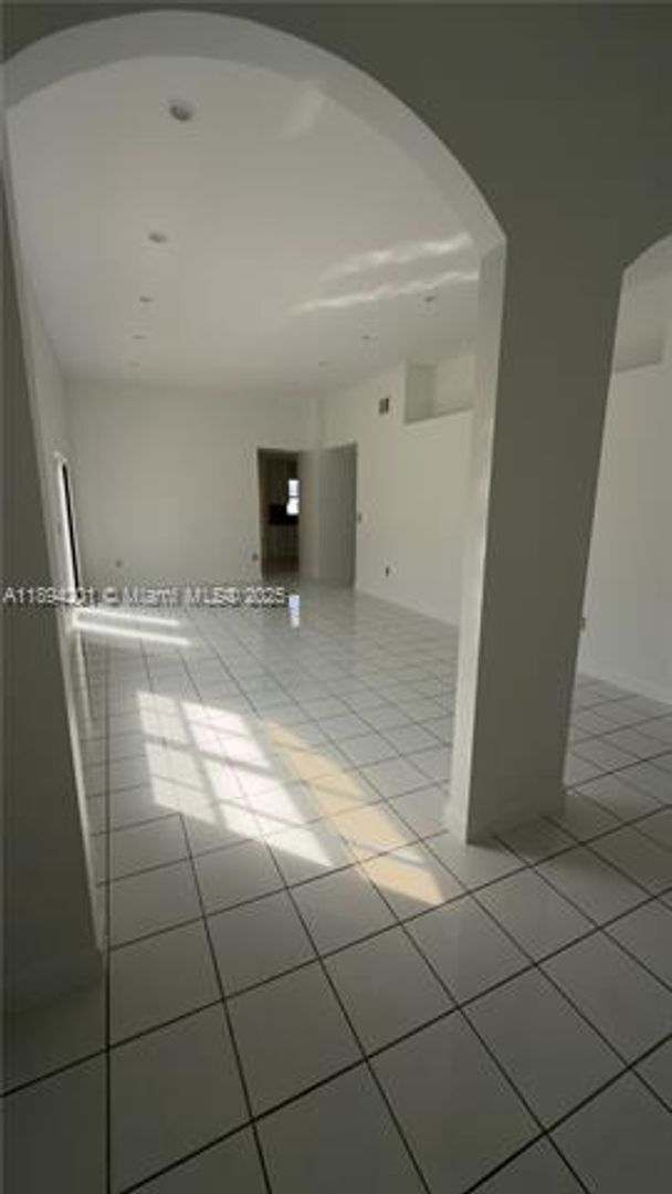 Building Photo - 1070 NW 129th Pl