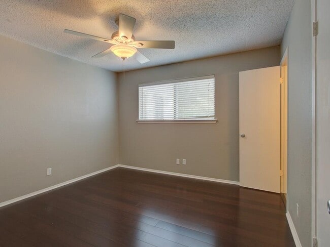 Building Photo - 8402 Tallwood Dr
