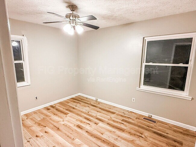 Building Photo - 811 Castleview Cir