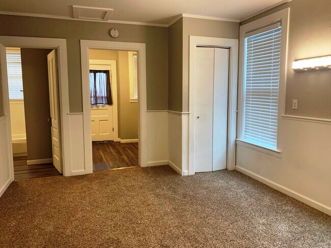 Building Photo - 950