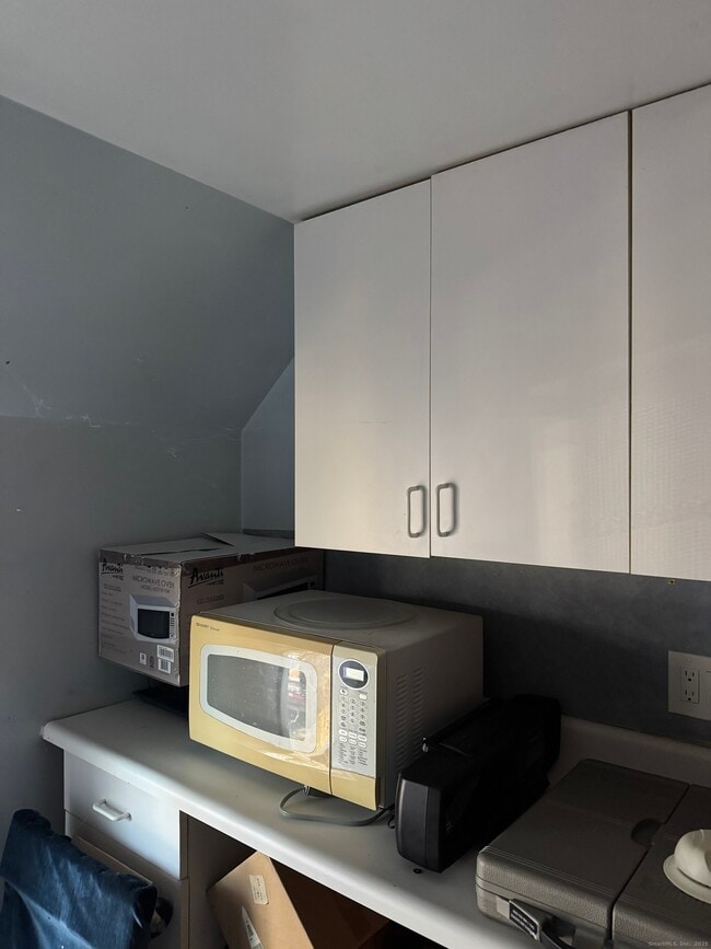 Building Photo - 64 Thompson St